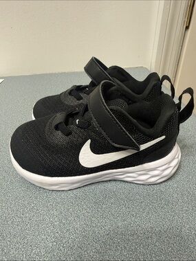 Nike 6c Black and White Sneakers